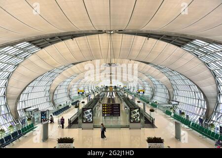 Futuristische Architektur einer Abflughalle im Suvarnabhumi International Airport, Bangkok Thailand Stockfoto