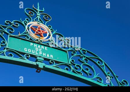 Reich verzierte, schmiedeeiserne Eingangstore zum Leuchtturm Goulphar, Belle-Ile-en-Mer, Frankreich, Bretagne, Département Morbihan Stockfoto