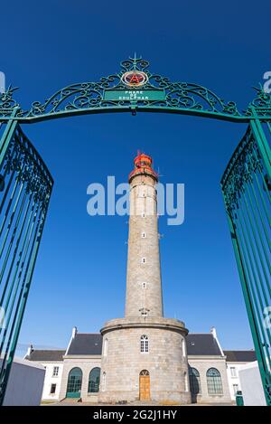 Goulphar Leuchtturm mit prunkvollem schmiedeeisernem Eingangstor und Nebengebäude, Belle-Ile-en-Mer, Frankreich, Bretagne, Département Morbihan Stockfoto