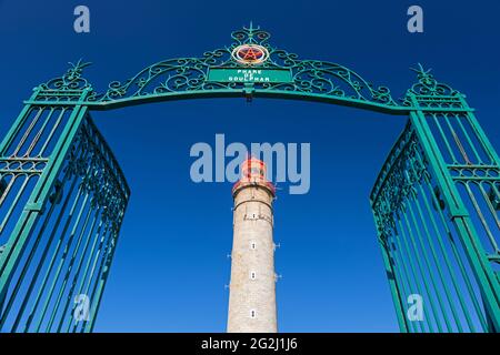 Leuchtturm Goulphar mit kunstvollem schmiedeeisernem Eingangstor, Belle-Ile-en-Mer, Frankreich, Bretagne, Abteilung Morbihan Stockfoto