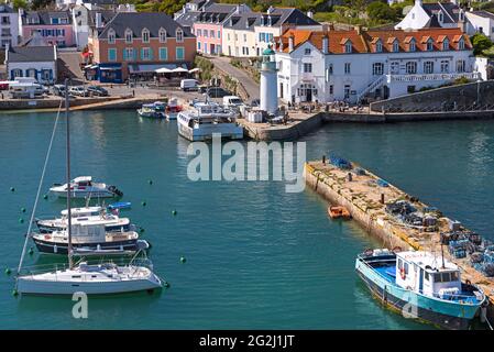 Blick auf den Hafen, den Leuchtturm und die bunten Häuser von Sauzon, Belle-Ile-en-Mer, Frankreich, Bretagne, Département Morbihan Stockfoto