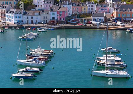 Blick auf den Hafen und die bunten Häuser von Sauzon, Belle-Ile-en-Mer, Frankreich, Bretagne, Morbihan Stockfoto