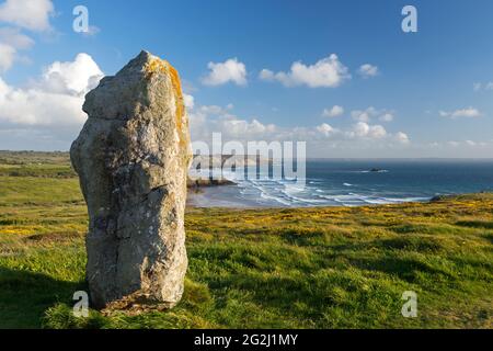 Menhir von Lostmarc'h, Blick auf die Bucht und den Strand von Lostmarc'h, Presqu'Ile de Crozon, Frankreich, Bretagne, Finistère Stockfoto