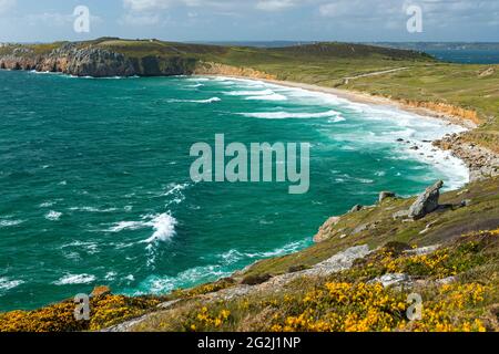 Bucht und Strand von Pen hat, Blick auf Pointe de Toulinguet, in der Nähe von Camaret, Presqu´Ile de Crozon, Frankreich, Bretagne, Finistère Stockfoto