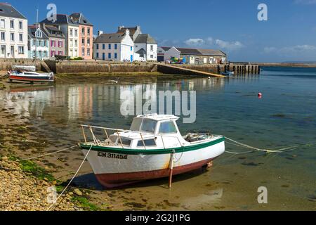 Île de sein, bunte Häuser und Boote im Hafen, Frankreich, Bretagne, Finistère Stockfoto