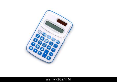 Isolierter Basisrechner für Kinder auf weißem Hintergrund, flaches Bild, netter Rechner mit Solarzelle, weißer Körperfarbe, blauen Tasten. Stockfoto