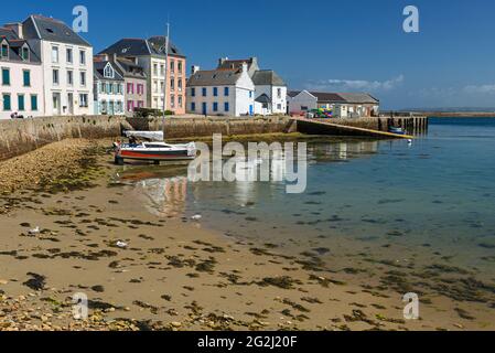Île de sein, bunte Häuser und Segelschiff im Hafen, Frankreich, Bretagne, Departement Finistère Stockfoto