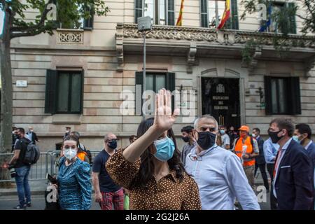 Ines Arrimadas, Parteivorsitzende und Sprecherin der Partei im Abgeordnetenkongress, und Carlos Carrizosa, Abgeordneter des Parlaments von Katalonien, werden während einer Demonstration vor der Regierungsdelegation in Barcelona gesehen.nach der Gewährung von Begnadigung an die politischen Gefangenen durch die spanische Regierung, Führer des katalanischen Unabhängigkeitsprozesses von 2017. Die politische Partei Ciudadanos hat vor der Regierungsdelegation in Barcelona eine Demonstration mit etwa 200 Personen aufgerufen, um ihre Empörung über die Maßnahme zu zeigen. Angeführt von Ines Arrimadas, Präsidentin des PA Stockfoto