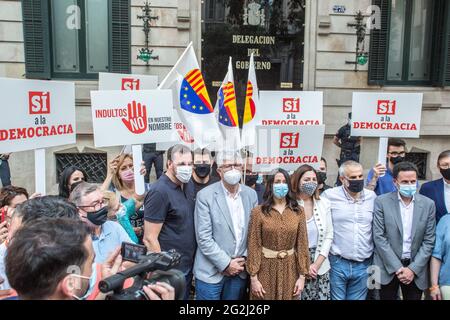 Ines Arrimadas, Präsidentin der Partei und Sprecherin der Partei im Abgeordnetenkongress, Carlos Carrizosa, Abgeordneter des Parlaments von Katalonien und Edmundo Bal, Abgeordneter im Generalparlament für Madrid, sind vor der Regierungsdelegation in Barcelona zu sehen, auf der Demonstranten mit Transparenten mit den Aufschriften: "ja zur Demokratie" und "Begnadigung, nicht in unserem Namen"nach der Gewährung von Begnadigung durch die spanische Regierung an die politischen Gefangenen, die Führer des katalanischen Unabhängigkeitsprozesses von 2017. Die politische Partei Ciudadanos hat eine Demonstration, vor der etwa 200 Menschen waren, aufgerufen Stockfoto