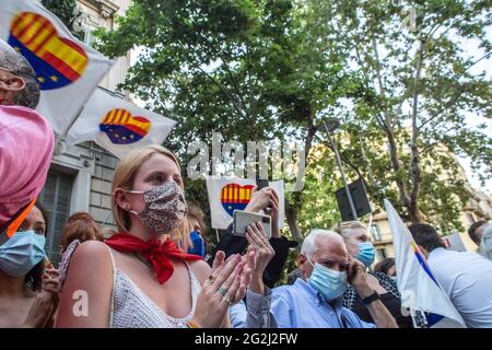 Während der Demonstration halten Demonstranten die Fahnen der politischen Partei Ciudadanos in der Hand.nach der Gewährung von Begnadigung durch die spanische Regierung an die politischen Gefangenen, waren die Anführer des katalanischen Unabhängigkeitsprozesses von 2017. Die politische Partei Ciudadanos hat vor der Regierungsdelegation in Barcelona eine Demonstration mit etwa 200 Personen aufgerufen, um ihre Empörung über die Maßnahme zu zeigen. Unter der Leitung von Ines Arrimadas, Parteivorsitzender und Sprecherin der Partei im Abgeordnetenkongress, nahm auch Carlos Carrizosa, Abgeordneter des katalanischen Parlaments, an der Demonstration Teil. Stockfoto