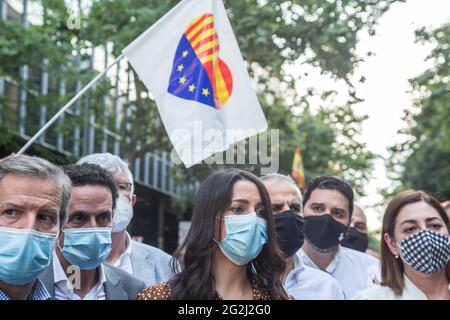 Ines Arrimadas, Präsidentin der Partei und Sprecherin der Partei im Abgeordnetenkongress, Carlos Carrizosa, Abgeordneter des Parlaments von Katalonien und Edmundo Bal, Die Abgeordneten des Generalparlaments für Madrid werden vor einem Tamburin der politischen Partei Ciudadanos gesehen.nach der Gewährung von Begnadigung durch die spanische Regierung an die politischen Gefangenen, waren die Führer des katalanischen Unabhängigkeitsprozesses von 2017. Die politische Partei Ciudadanos hat vor der Regierungsdelegation in Barcelona eine Demonstration mit etwa 200 Personen aufgerufen, um ihre Empörung über die Maßnahme zu zeigen. Stockfoto