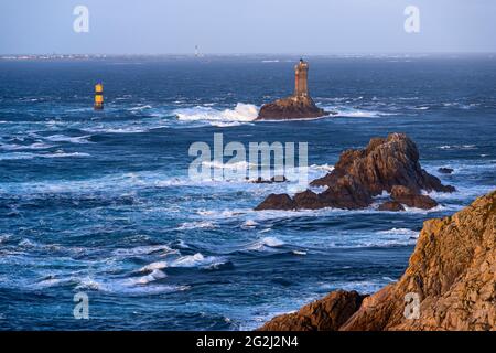 Blick von der Küste der Pointe du Raz auf den Leuchtturm La Vieille, im Hintergrund die Île de sein, Frankreich, Bretagne, Finistère Stockfoto