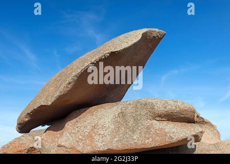 Granitfelsen auf der Île Renote bei Trégastel, Frankreich, Bretagne, Département Côtes d´Armor, Côte de Granit Rose Stockfoto