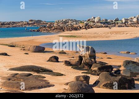 Felsküste an der Île Renote bei Trégastel, Frankreich, Bretagne, Département Côtes d´Armor, Côte de Granit Rose Stockfoto