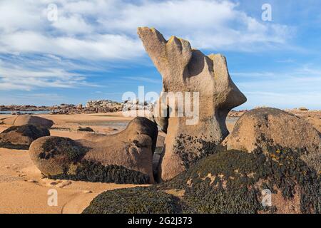 Granitfelsen auf der Île Renote bei Trégastel, Frankreich, Bretagne, Département Côtes d´Armor, Côte de Granit Rose Stockfoto