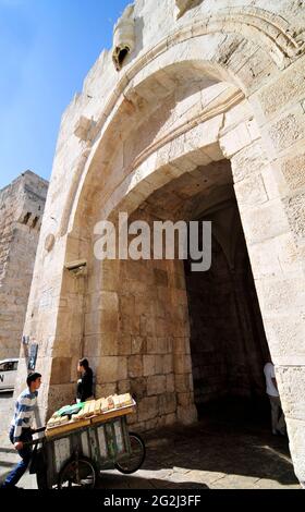 Das Jaffa-Tor ist eines der sieben Tore der Altstadt Jerusalems. Stockfoto