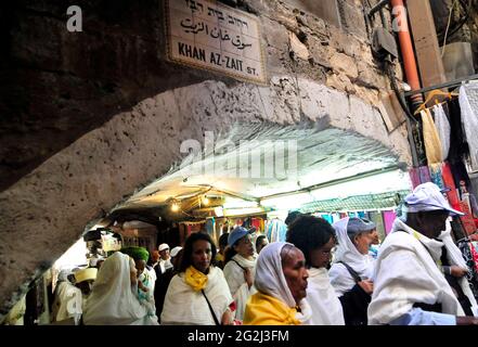 Christliche Pilger auf der Via Dolorosa in der Khan El Zeit st. In der Altstadt von Jerusalem. Stockfoto