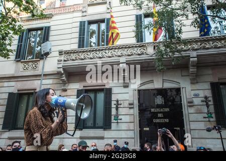 Die Präsidentin der Politischen Partei von Ciudadanos (Cs), Ines Arrimadas, spricht während des Protestes vor der Regierungsdelegation in Barcelona durch ein Megaphon.nach der Gewährung von Begnadigung an die politischen Gefangenen durch die spanische Regierung, waren die Führer des katalanischen Unabhängigkeitsprozesses von 2017. Die politische Partei Ciudadanos hat vor der Regierungsdelegation in Barcelona eine Demonstration mit etwa 200 Personen aufgerufen, um ihre Empörung über die Maßnahme zu zeigen. Angeführt von Ines Arrimadas, der Präsidentin der Partei und Sprecherin der Partei im Abgeordnetenkongress, dem dem Stockfoto