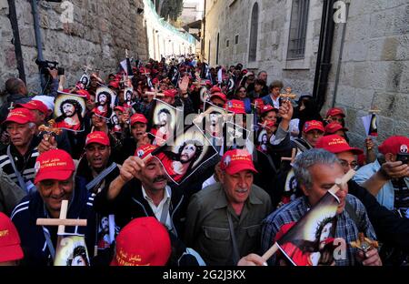 Koptische ägyptische Pilger zu Fuß in einer Prozession durch die Via Dolorosa in der Karfreitag-Festival in Jerusalem. Stockfoto