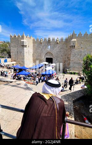 Ein Beduinenmensch in traditioneller Kleidung vor dem Damaskus-Tor in Jerusalem. Stockfoto