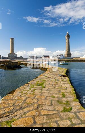 Pointe de Penmarc´h, Anlegestelle am Hafen, alter und neuer Leuchtturm Phare d´Eckmühl, Frankreich, Bretagne, Departement Finistère Stockfoto