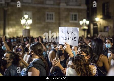 Die Protesterin wird mit einem Plakat mit der Aufschrift "nicht weniger" während des Protestes gegen sexistische Gewalt in Barcelona gesehen.Spanien ist schockiert, nachdem der Leichnam der 6-jährigen Olivia Gimeno Zimmermann entdeckt wurde, die von ihrem Vater (Tomás Gimeno) in Teneriffa mit ihrer Schwester entführt wurde. Die feministische Bewegung hat diesen Freitag als „dringende“ Demonstrationen zur Ablehnung sexistischer Morde im ganzen Land bezeichnet. Tausende Demonstranten hörten dem Aufruf zu und gingen in großer Zahl auf die Straßen Barcelonas. (Foto von Thiago Prudencio/SOPA Images/Sipa USA) Stockfoto