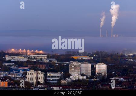 Deutschland, Baden-Württemberg, Karlsruhe, Nebelbank über der Stadt. Stockfoto