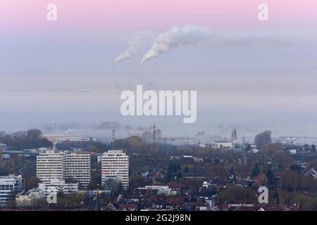 Deutschland, Baden-Württemberg, Karlsruhe, Nebelbank über der Stadt. Stockfoto