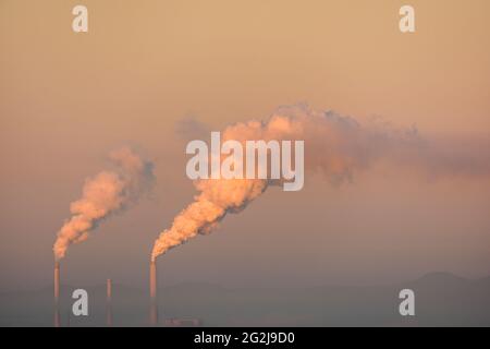 Deutschland, Baden-Württemberg, Karlsruhe, Blick vom Turmberg auf das Kohlekraftwerk im Rheinhafen. Stockfoto