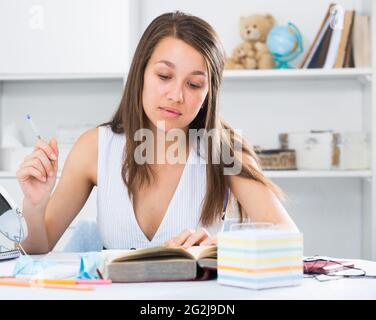 Studentin bereitet sich auf Prüfungen vor Stockfoto