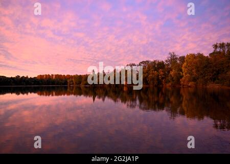 Deutschland, Baden-Württemberg, Karlsruhe, Sonnenuntergang am Grötzinger Baggersee. Stockfoto