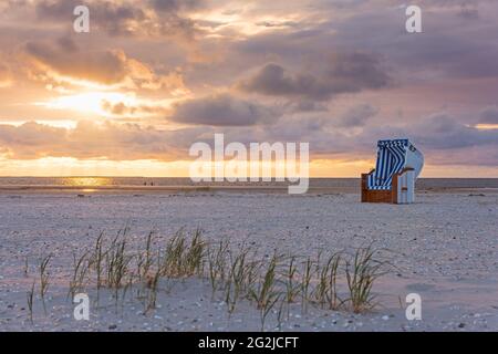 Strandliege, Insel Amrum, Nationalpark Schleswig-Holsteinisches Wattenmeer, Deutschland, Schleswig-Holstein Stockfoto