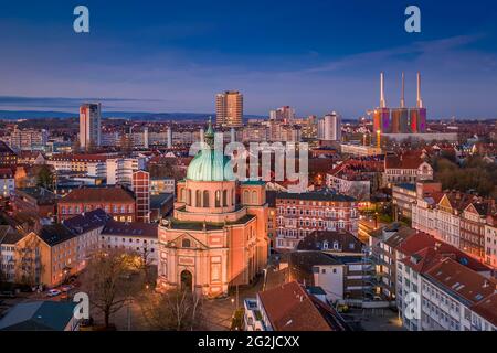 Skyline von Hannover, Deutschland mit St. Clemens Basilika im Vordergrund Stockfoto