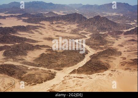 Schöne Luftbild Landschaft der Berge Gipfel in der Wüste. Berge in der Wüste, Luftaufnahme. Das Horeb-Gebirge in Ägypten auf der Sinai-Halbinsel Stockfoto