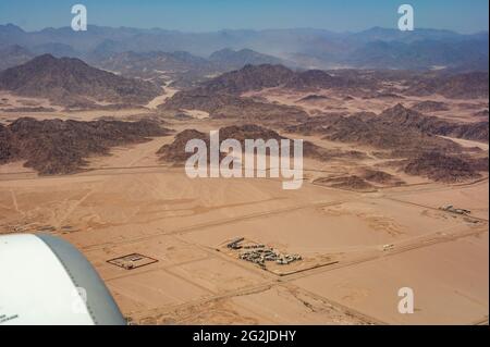 Blick auf die Wüste aus dem Flugzeug. Schöne Luftbild Landschaft der Berge Gipfel in der Wüste. Berge in der Wüste, Luftaufnahme. Das Horeb-Gebirge Stockfoto