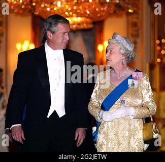 Foto vom 19/11/03 des damaligen US-Präsidenten George Bush mit Königin Elizabeth II., die während seines Staatsbesuchs in Großbritannien zum Staatsbankett im Buckingham Palace eintrifft. Ausgabedatum: Samstag, 12. Juni 2021. Stockfoto