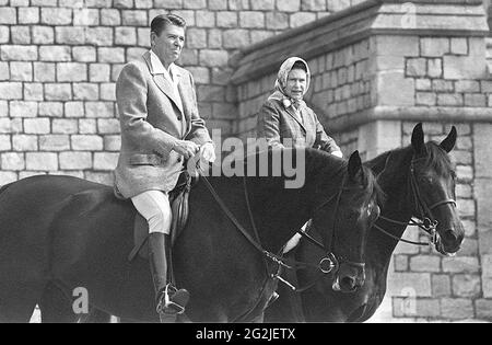 Datei-Foto vom 08/06/82 des damaligen US-Präsidenten Ronald Reagan und Königin Elizabeth II Reiten im Home Park in Windsor. Ausgabedatum: Samstag, 12. Juni 2021. Stockfoto