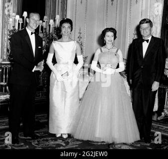 Datei-Foto vom 05/06/1961 von (von links nach rechts) dem Herzog von Edinburgh, der damaligen First Lady Jacqueline Kennedy, Queen Elizabeth II und dem damaligen US-Präsidenten John F. Kennedy im Buckingham Palace, London. Ausgabedatum: Samstag, 12. Juni 2021. Stockfoto