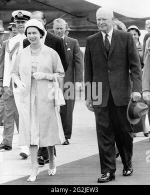 Aktenfoto vom 29/06/59 von Queen Elizabeth II. Und dem damaligen US-Präsidenten Dwight D. Eisenhower, der den Flugplatz in St. Hubert, Quebec, in Kanada verlässt. Ausgabedatum: Samstag, 12. Juni 2021. Stockfoto