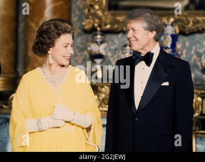 Aktenfoto vom 07/05/77 von Queen Elizabeth II. Mit dem damaligen US-Präsidenten Jimmy Carter bei einem State Dinner im Buckingham Palace in London. Ausgabedatum: Samstag, 12. Juni 2021. Stockfoto