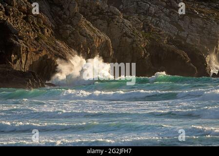 Surfen Sie am Strand Pen hat in Camaret, Presqu´Ile de Crozon, Frankreich, Bretagne, Departement Finistère Stockfoto