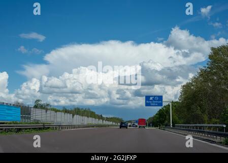 Deutschland, Sachsen-Anhalt, Burg, Autobahn 2 an der Ausfahrt Burg-Zentrum, weiße Wolken am Himmel. Stockfoto