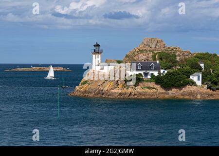 Ile Louët mit Leuchtturm und Keeper's House, in Carantec in der Bucht von Morlaix, Frankreich, Bretagne, Departement Finistère Stockfoto