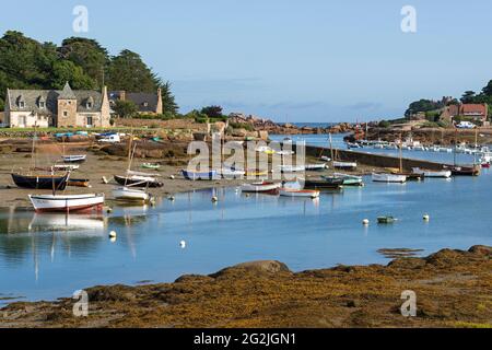 Häuser und Boote in Ploumanac´h, Côte de Granit Rose, Frankreich, Bretagne, Département Côtes-d'Armor Stockfoto