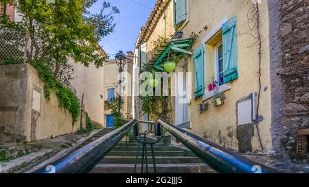 Treppe in Ouveillan im Frühjahr. Stockfoto