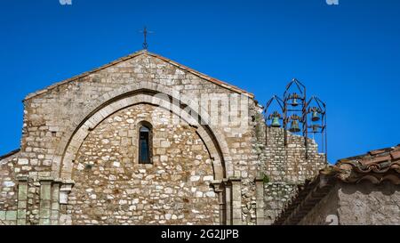 Die Abtei Sainte Marie de Fontcaude bei Cazerdanes ist eine ehemalige Prämonstratenserabtei. Es wurde im XII Jahrhundert erbaut und ist das letzte Beispiel romanischer Architektur im Languedoc. Ist eine Etappe auf dem Pilgerweg Sankt Jakobs. Monument historique. Stockfoto