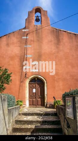 Die Kirche Saint André in PIERRERUE im Frühling. Stockfoto