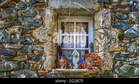 Rustikales Fenster in Le Priou. Stockfoto