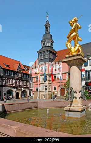 Marktplatz, historisches Rathaus, Brunnen, St. Georg-Brunnenfigur, Fachwerkhaus, Eisenach, Thüringen, Deutschland Stockfoto