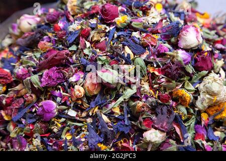 Getrocknete Blumen auf einem kleinen Markt in Shiraz, Iran Stockfoto